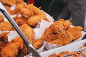Alas de pollo fritas