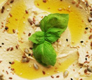 Хумус с листьями базилика