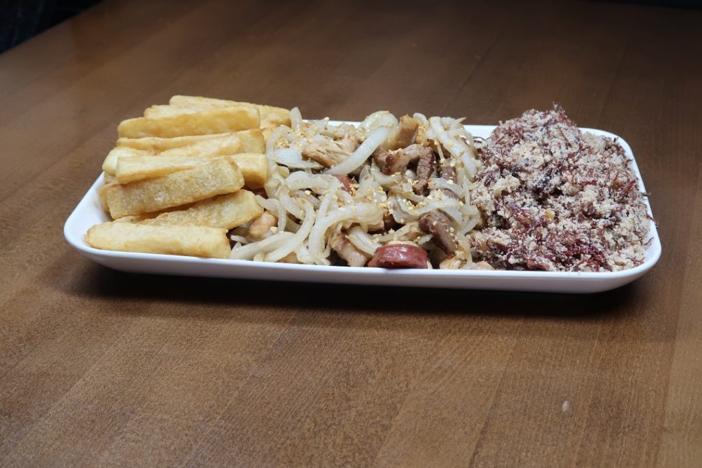 Combinado de Churrasco Misto Acebolado e Farofa de Carne Seca