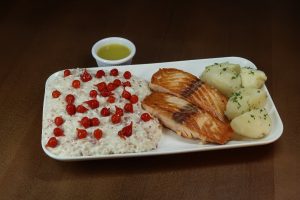 Fil\u001e de salm\u001eo grelhado com arroz cremoso trufado