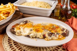 Picanha Gratinada com Queijo Brie e Geleia de Pimenta