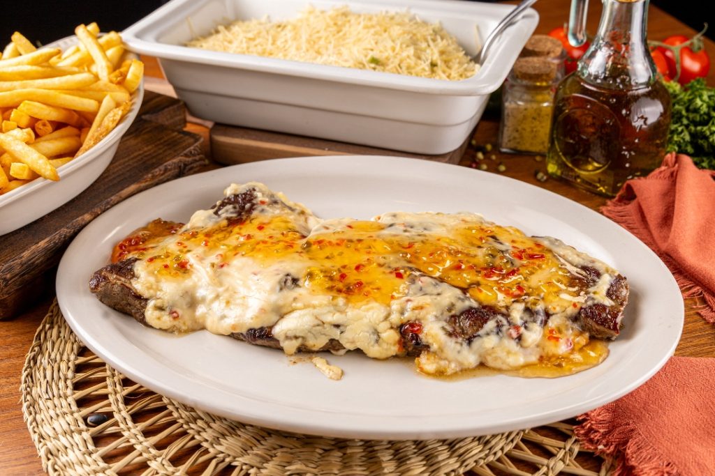 Picanha Gratinada com Queijo Brie e Geleia de Pimenta