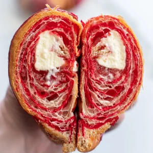 04_raspberry-croissant-cutopen-376f354